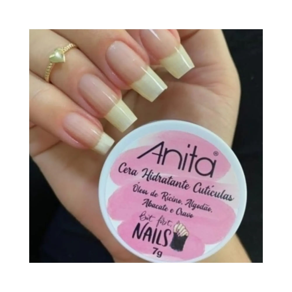 Mão feminina segurando a Cera Hidratante de Cutículas Anita But First Nails 7g com unhas naturais cuidadas